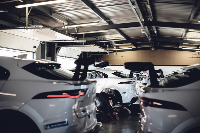 Illustration for article titled Jaguar’s I-Pace eTROPHY Race Car Does Some Amazing Things With Electricity